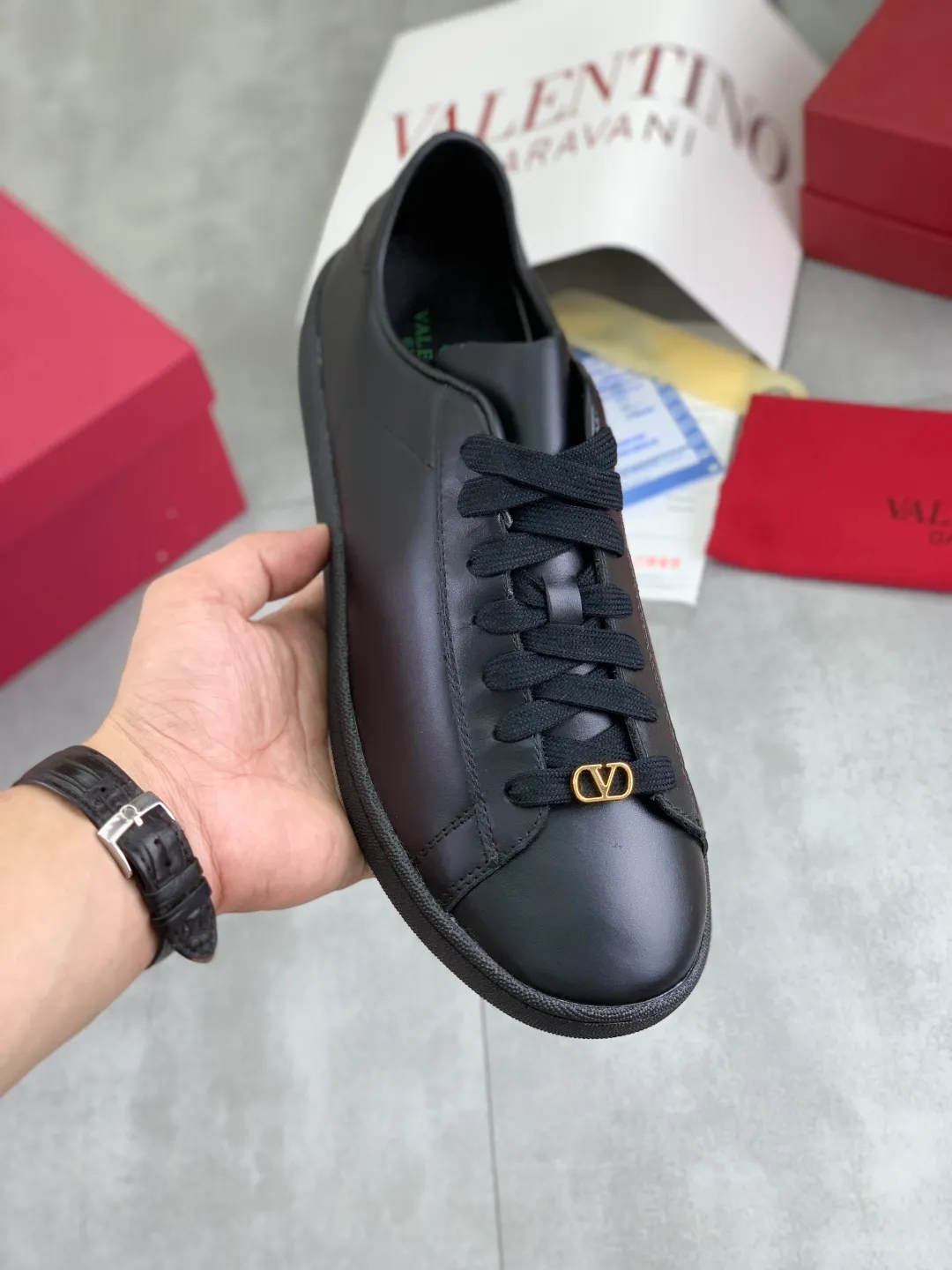 Men's men's shoes 💰P520 New style 💰 Top version Valentino Valentino 25/ Royco series Cherry 🍒Couple style Casual sneakers White shoes Original purchase and development Production Classic and timeless low-top sneakers outline a lazy silhouette, supplemented by low-key and restrained brand details, evolved into a must-have item in the wardrobe, comfortable and versatile!  ✔️Fabric: Original customized first-layer cowhide ✔️Inner lining: Imported breathable sheep lining ✔️Sole: Original molded anti-slip rubber material ✔️Size: 38-45
